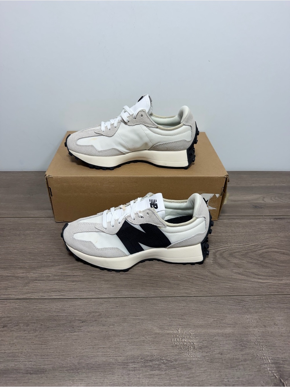 Brand new woman New Balance 327 sneakers size 7